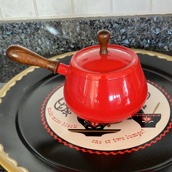 Vintage Enamelware Red Pot With Lid and Wood Handle - Picture 11 of 12